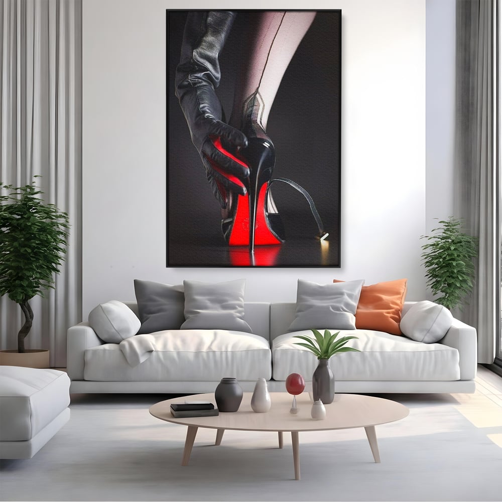 Tablou canvas cu tablou canvas cu pantof rosu si picior, in rama de aluminiu negru, pe perete intr-un living